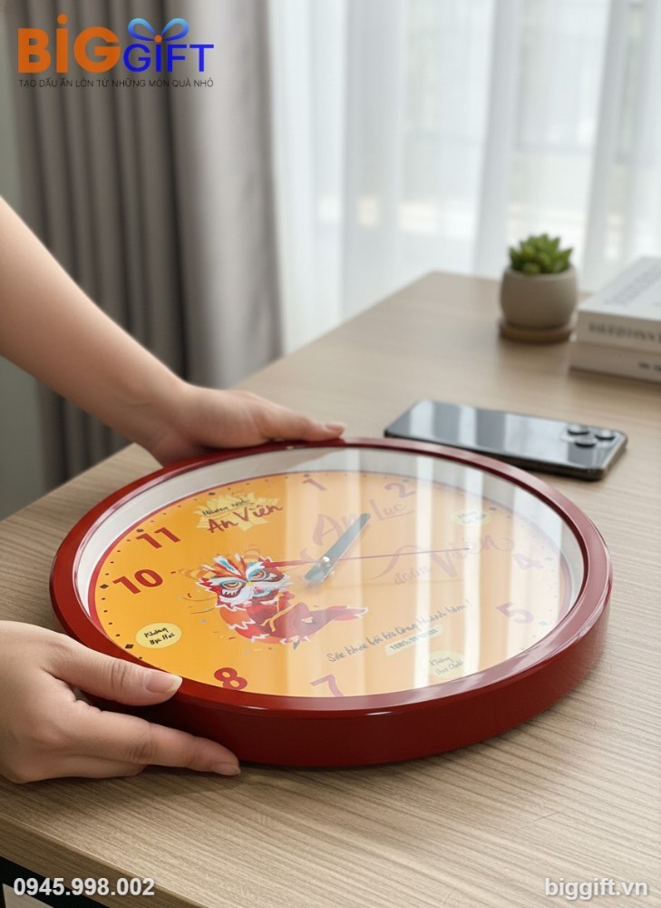 Logo An Viên in nổi bật trên nền đồng hồ