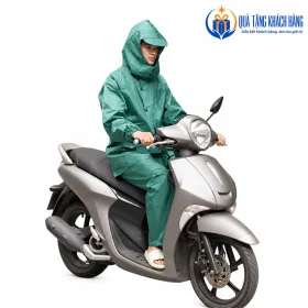 Bộ áo và quần màu xanh trong tư thế ngồi trên xe đứng yên