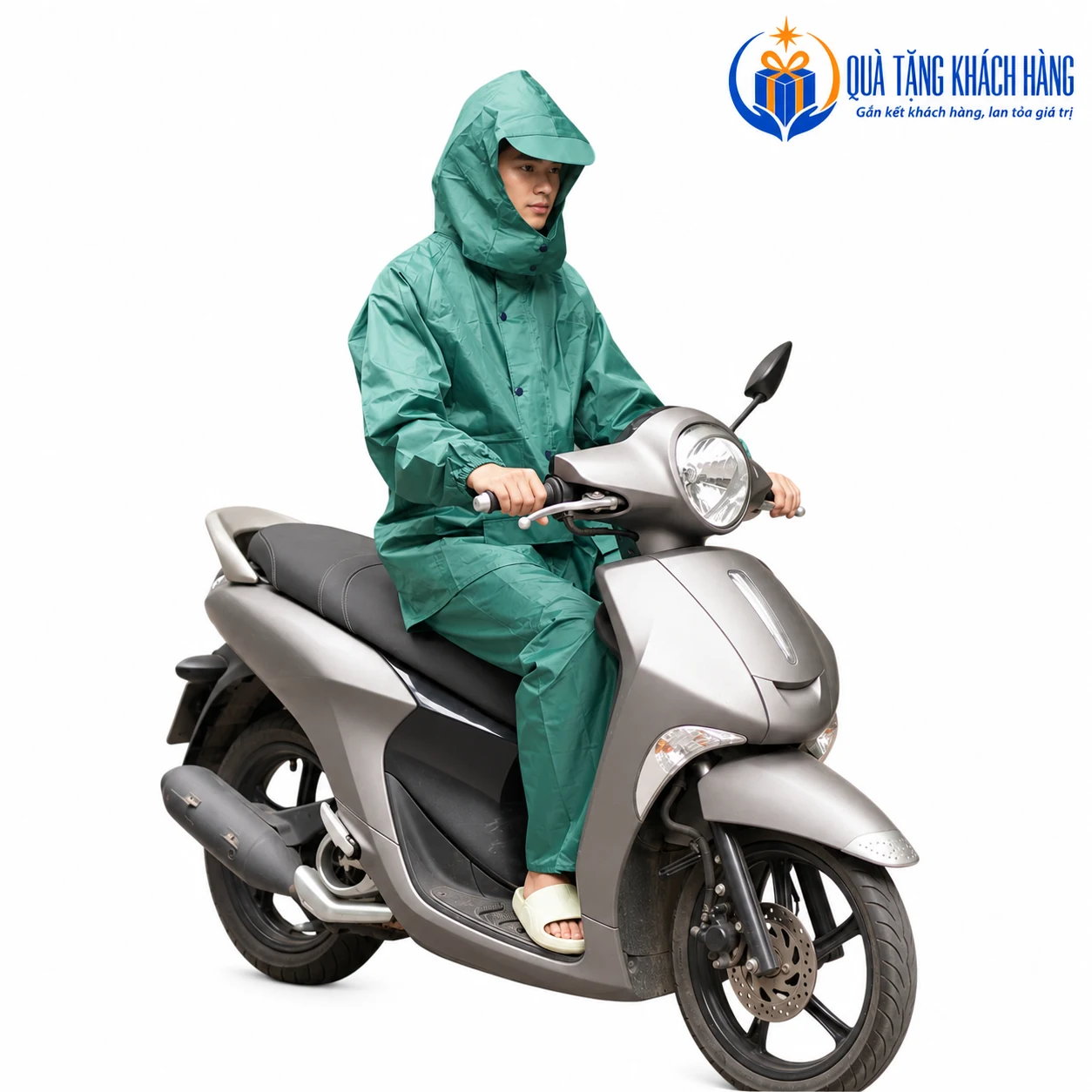 Bộ áo và quần màu xanh trong tư thế ngồi trên xe đứng yên