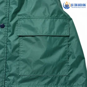 Cận túi trước có vạt của áo mưa màu xanh trong bộ một lớp