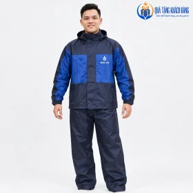 Mô phỏng logo MỘC AN trắng trên vùng ngực xanh dương của áo 62A