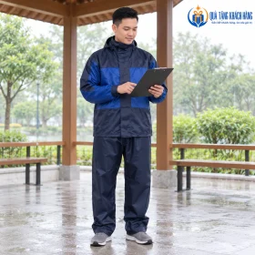 Minh họa người mặc bộ 62A đối chiếu bảng ghi chép tại khu vực ngoài trời