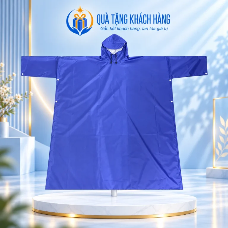 Áo mưa cài cạnh có tay màu xanh, một mũ và thân rộng