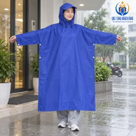 Minh họa người mặc áo mưa có tay dưới mái che trước khi ra ngoài