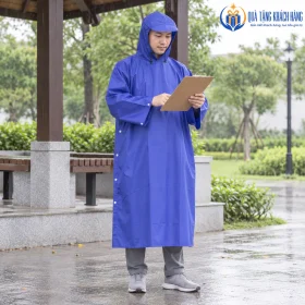 Minh họa người mặc áo mưa cài cạnh có tay tại khu tiếp đón ngoài trời
