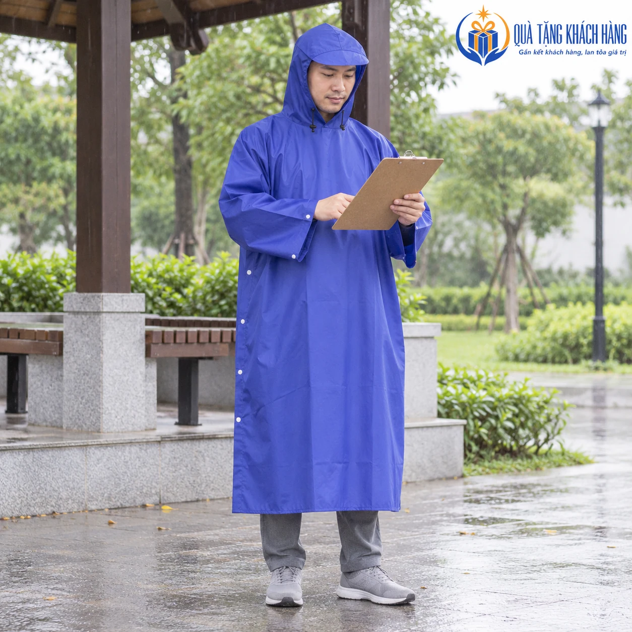 Minh họa người mặc áo mưa cài cạnh có tay tại khu tiếp đón ngoài trời