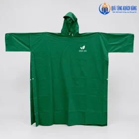 Mô phỏng logo MỘC AN trắng ở vùng trước áo mưa xanh lá