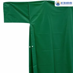 Cận vùng cạnh và các điểm cài nhạt màu trên áo mưa xanh lá