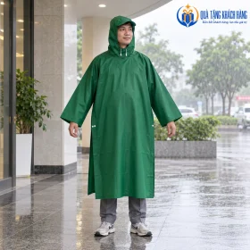 Minh họa người mặc áo mưa xanh lá dưới mái che trước khi ra ngoài