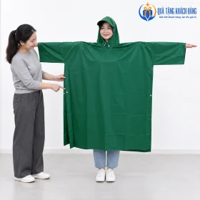 Minh họa thử áo mưa xanh lá và đối chiếu phần cài cạnh