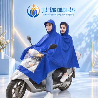 Áo mưa cánh dơi hai đầu màu xanh dương, người mặc ngồi trước–sau