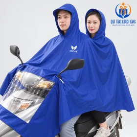 Mô phỏng logo MỘC AN ở vùng trước áo mưa cánh dơi hai đầu