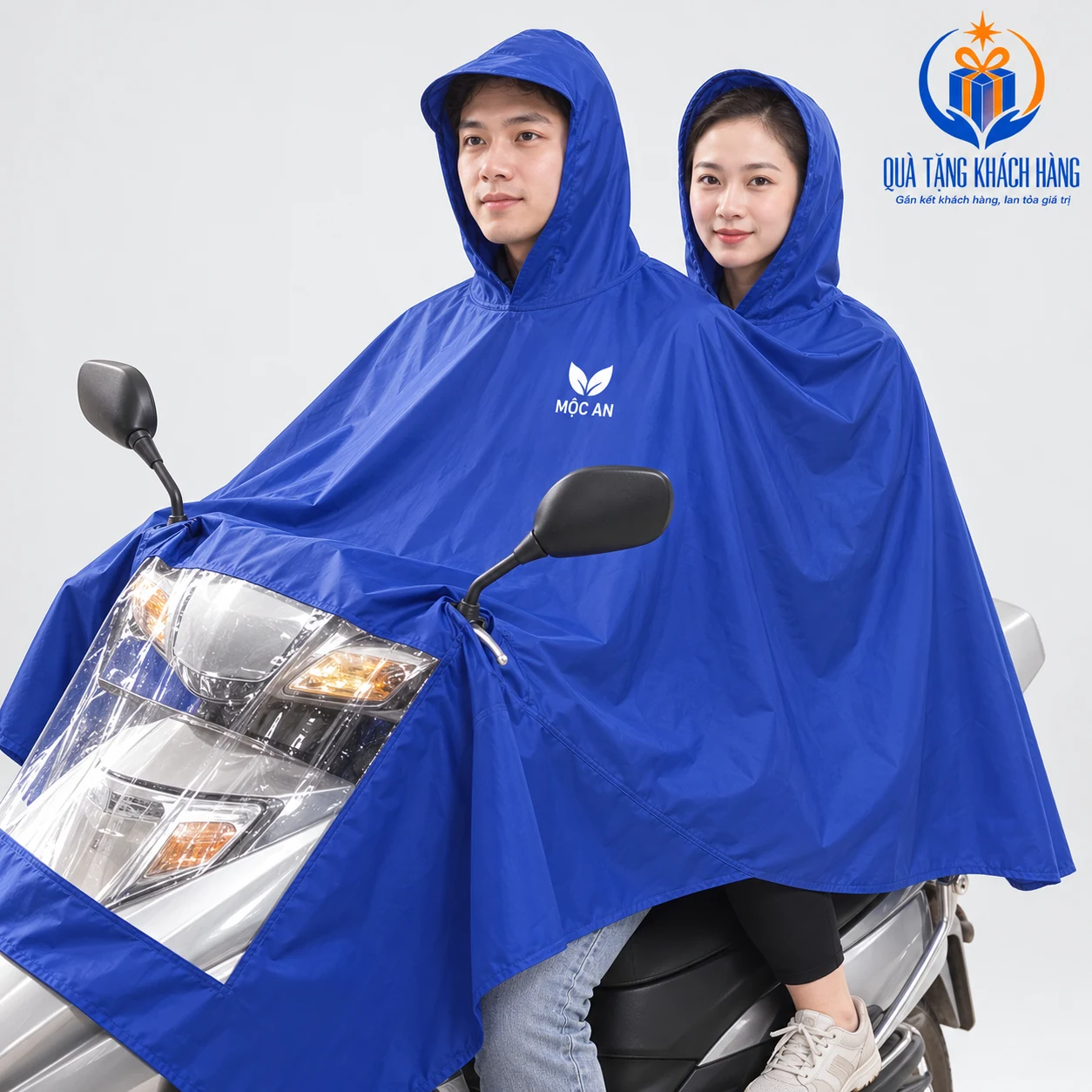 Mô phỏng logo MỘC AN ở vùng trước áo mưa cánh dơi hai đầu