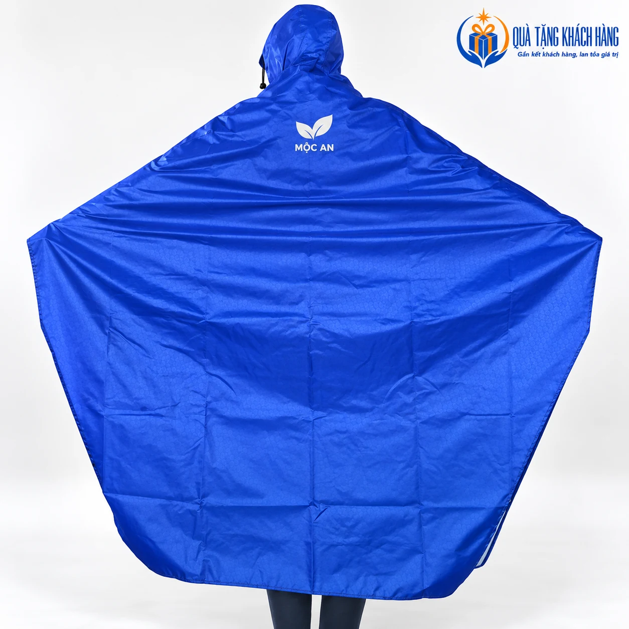 Mô phỏng logo MỘC AN ở vùng lưng áo mưa xanh dương