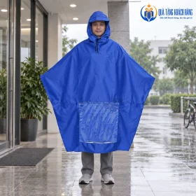 Minh họa người mặc áo mưa cánh dơi tại lối vào tòa nhà