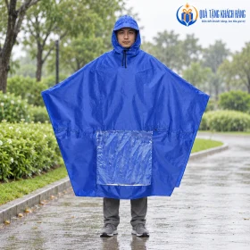 Minh họa người mặc áo mưa xanh dương đứng trên lối đi ngoài trời