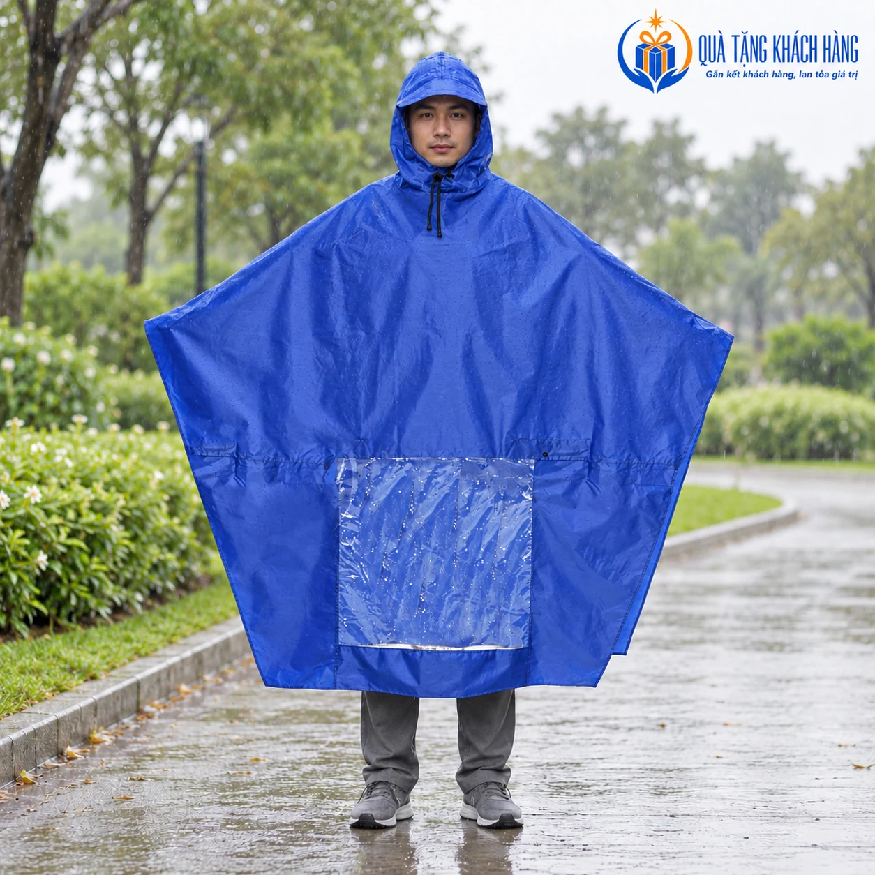 Minh họa người mặc áo mưa xanh dương đứng trên lối đi ngoài trời