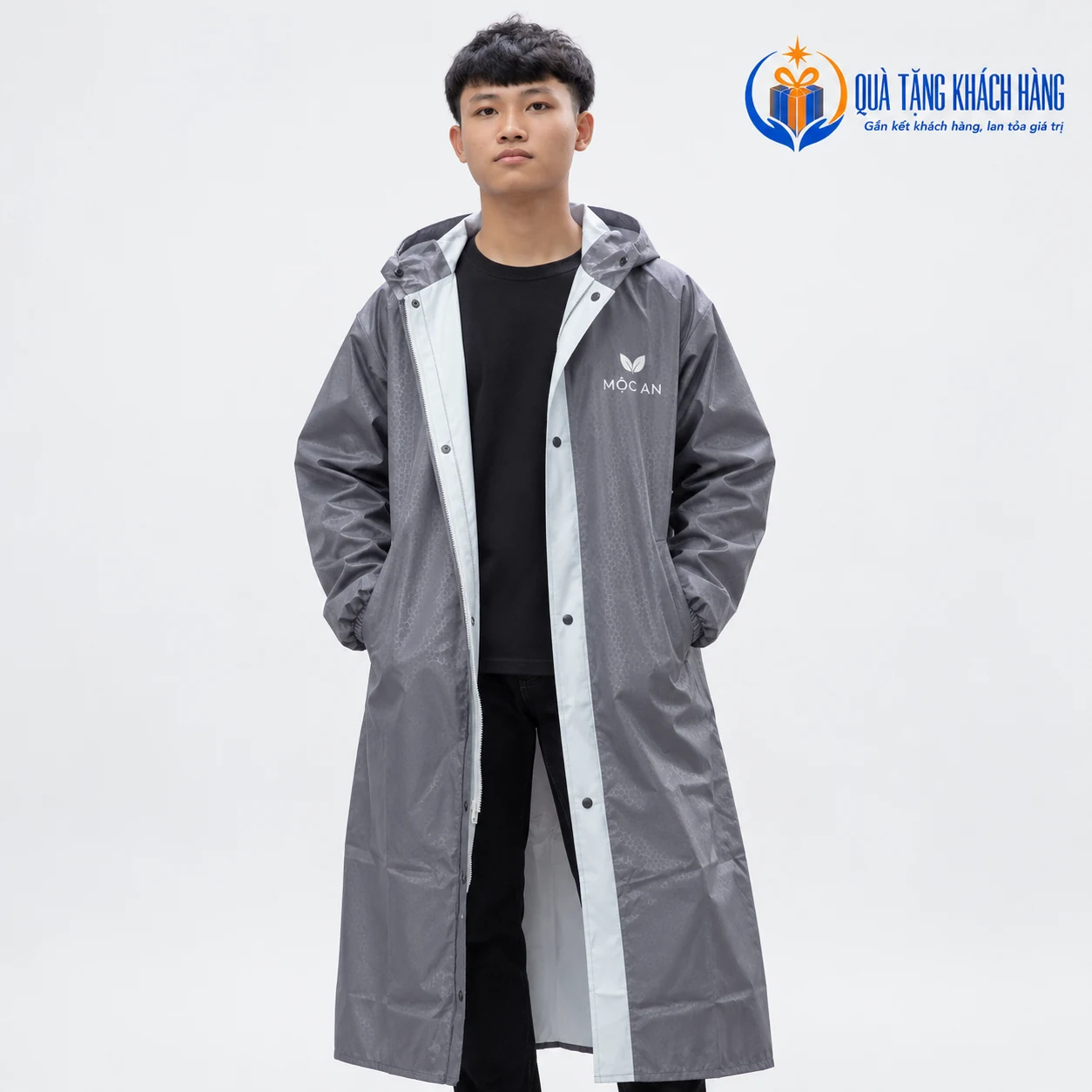 Mô phỏng logo MỘC AN trắng ở ngực áo măng tô xám