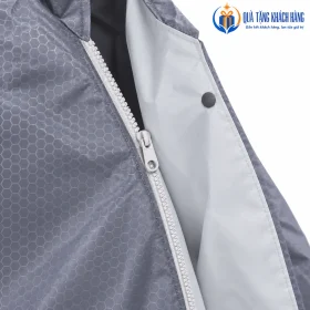 Cận khóa và điểm cài tối màu giữa phần vải xám của măng tô