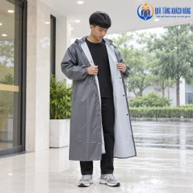 Minh họa người mặc măng tô xám kiểm tra phần trước dưới mái che