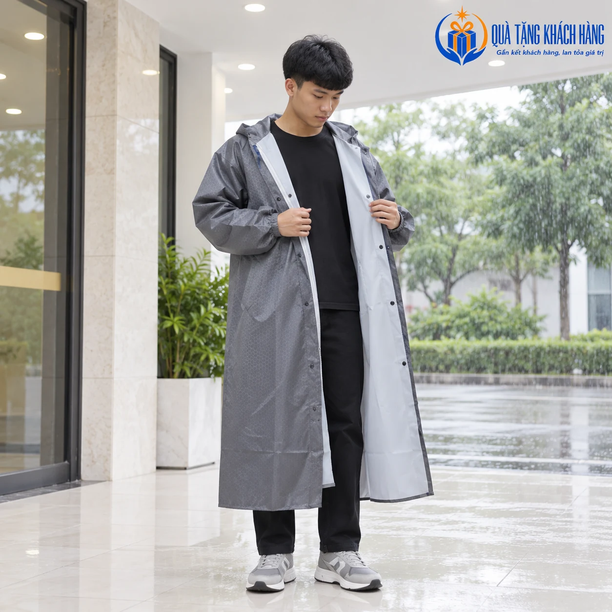 Minh họa người mặc măng tô xám kiểm tra phần trước dưới mái che