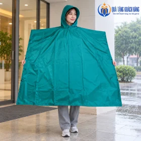 Minh họa người mặc giữ cạnh Poncho dưới mái che trước khi ra ngoài