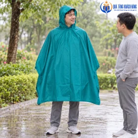 Minh họa người mặc Poncho xanh ngọc dừng trò chuyện ngoài trời