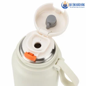 Chi tiết nắp bên trong mở của DA06 với nút cam và miệng uống