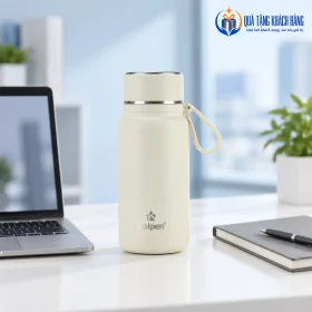 Minh họa bình DA06 trắng kem tại bàn làm việc