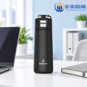 Minh họa bình DA07 màu đen tại bàn làm việc