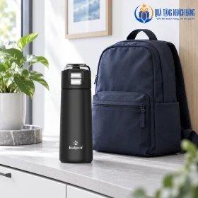 Minh họa bình DA07 bên balô khi chuẩn bị đi làm