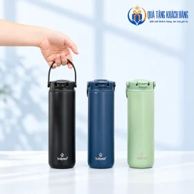 Ba bình Kalpen DA09 đen, xanh than và xanh lá; bàn tay nhấc quai của bình đen.