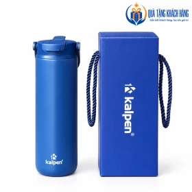 Bình Kalpen DA09 xanh than cạnh hộp Kalpen màu xanh có quai dây và dấu hãng.