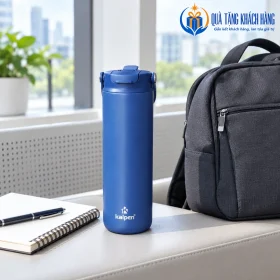Bình Kalpen DA09 xanh than đứng cạnh túi và sổ ở góc đi làm sáng.