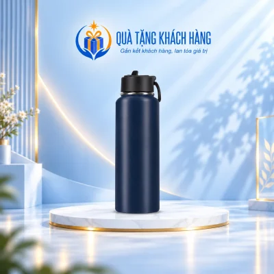 Bình Rạng Đông xanh than thân trơn trên bục trắng, logo có sẵn ở nền xanh.