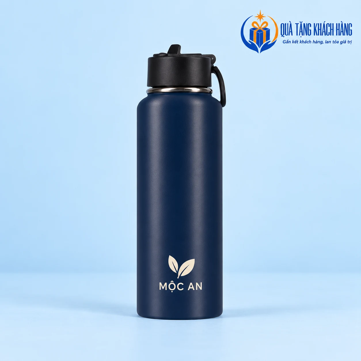 Bình Rạng Đông xanh than bản trơn có logo lá và tên MỘC AN nhỏ ở phần thân dưới.