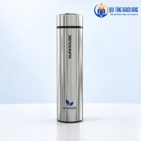 Bình Sunhouse inox bạc có mô phỏng biểu tượng lá và tên AN NHIÊN nhỏ ở phần thân dưới.