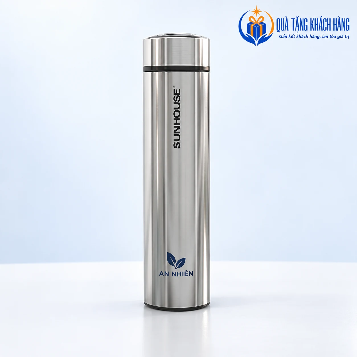 Bình Sunhouse inox bạc có mô phỏng biểu tượng lá và tên AN NHIÊN nhỏ ở phần thân dưới.
