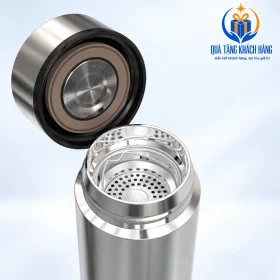 Nắp mở của bình Sunhouse KS-TU450 cho thấy gioăng và lưới lọc kim loại ở miệng bình.