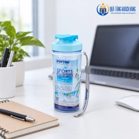 Bình nước No.251 nắp xanh đặt cạnh sổ tay trên bàn làm việc