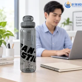 Bình La Fonte 1000ml đặt cạnh sổ trên bàn làm việc
