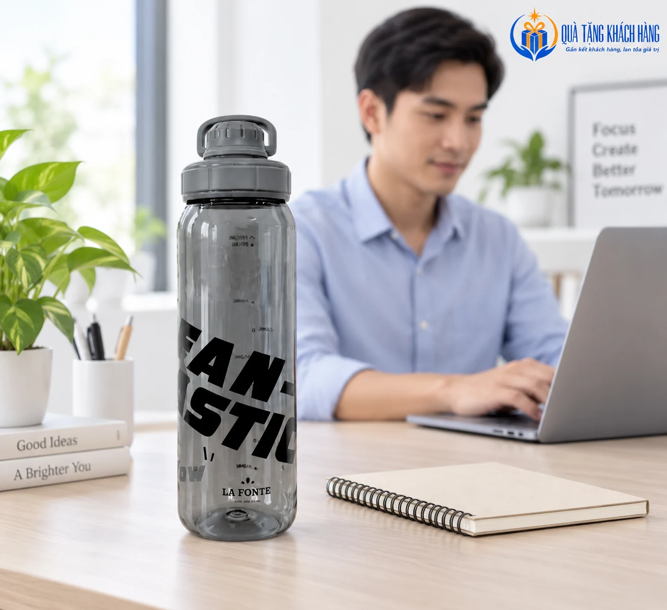 Bình La Fonte 1000ml đặt cạnh sổ trên bàn làm việc