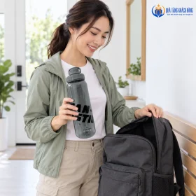 Người trưởng thành cầm bình La Fonte 1000ml chuẩn bị dã ngoại