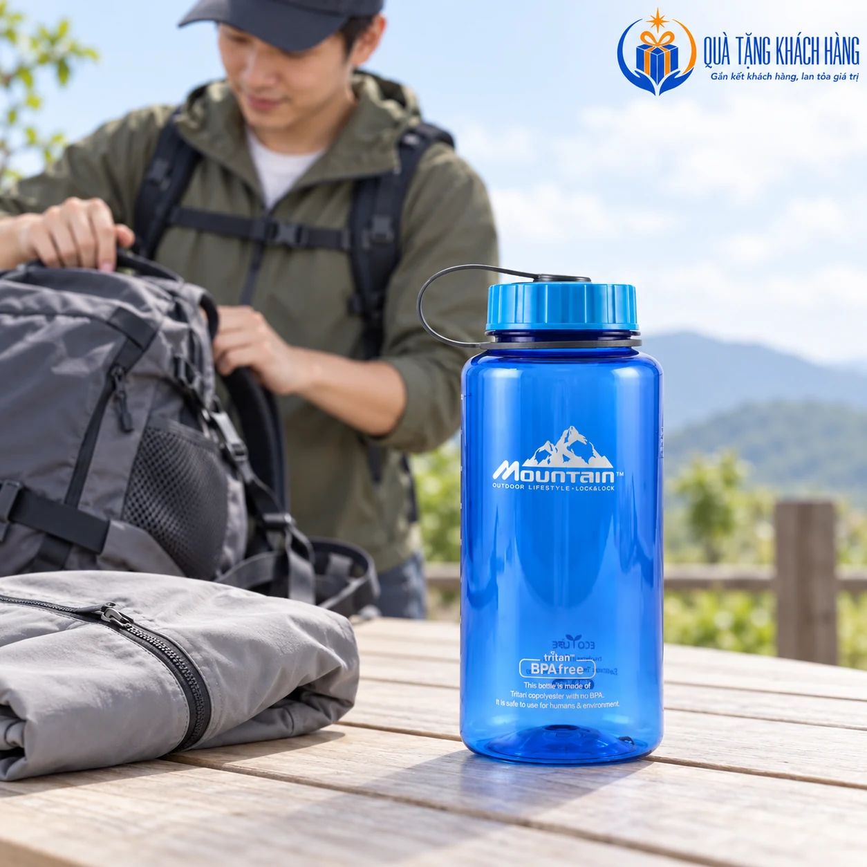 Bình Mountain xanh cạnh túi khi chuẩn bị chuyến ra ngoài