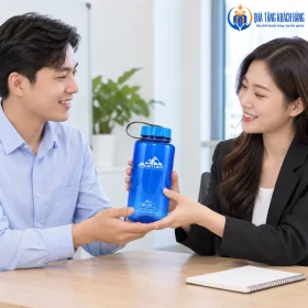Hai người trưởng thành trao bình Mountain xanh sau buổi gặp
