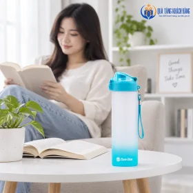 Bình RD-07P1 màu xanh đặt cạnh sách ở góc đọc
