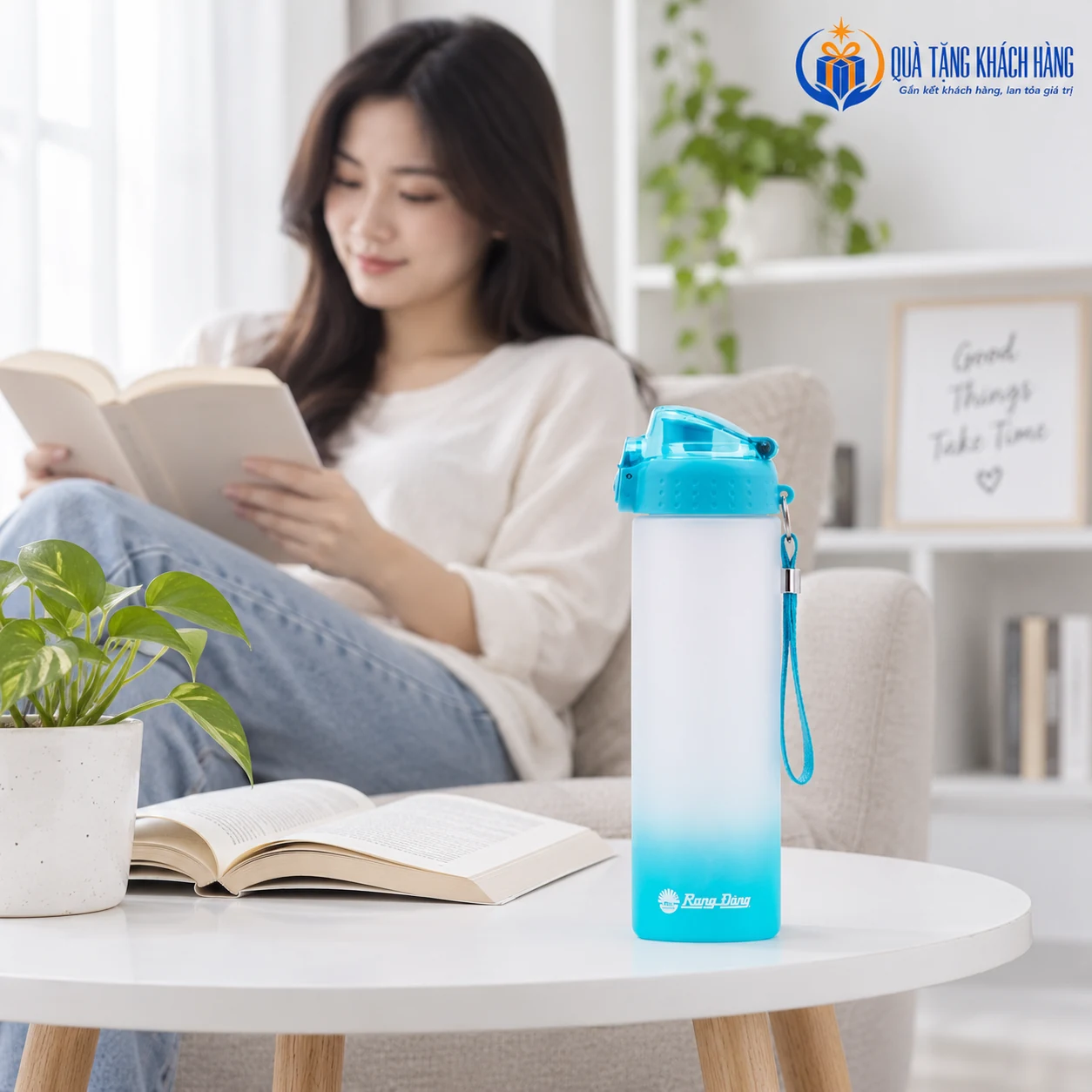 Bình RD-07P1 màu xanh đặt cạnh sách ở góc đọc