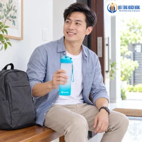 Người trưởng thành cầm bình RD-07P1 xanh chuẩn bị ra ngoài