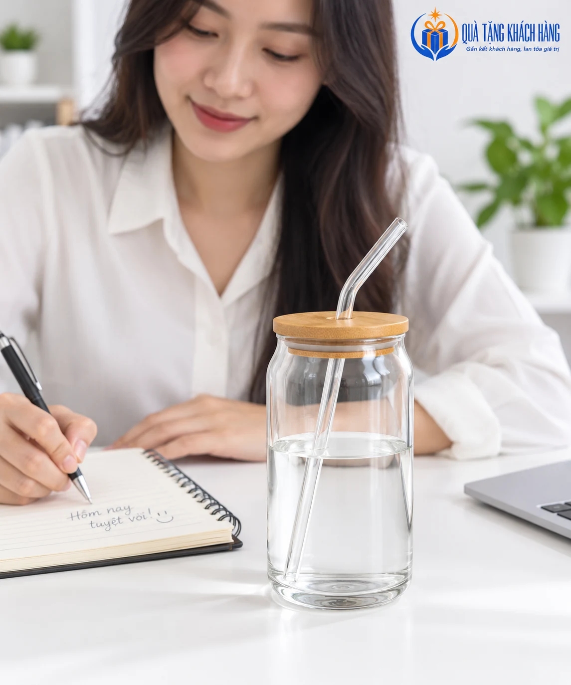 Bình thủy tinh 540ml đặt cạnh sổ trên bàn làm việc