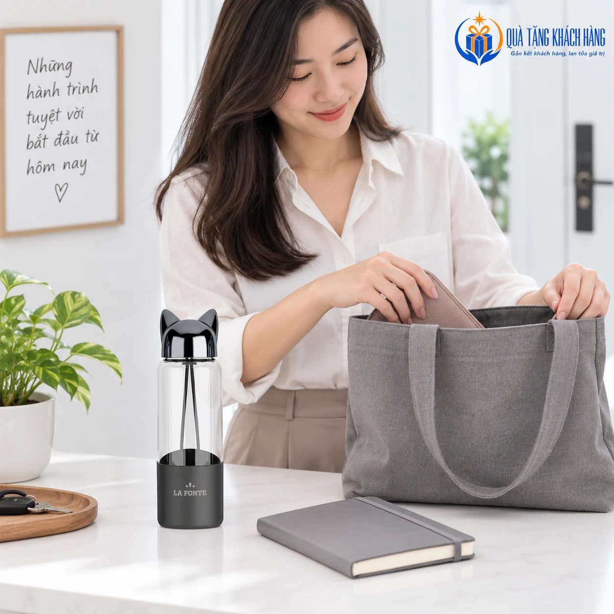 Chuẩn bị bình La Fonte 007429 đen cạnh túi mang theo